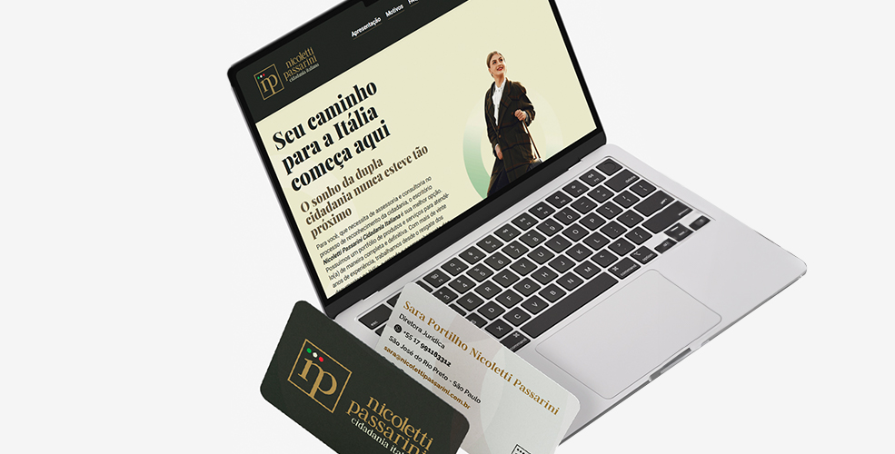 Computador com o site Nicoletti Passarini