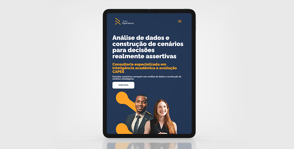 Computador com o site DataXperience