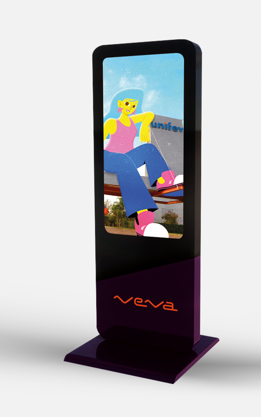 Totem com a logo Veva e software da Veva TV em uma tela fixa