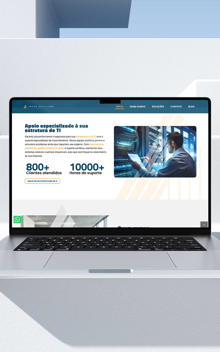 Computador com o site Inova Solutions
