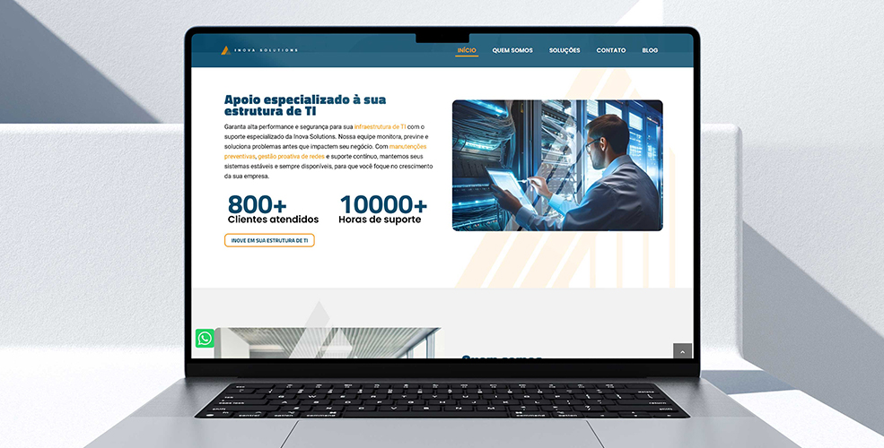 Computador com o site Inova Solutions